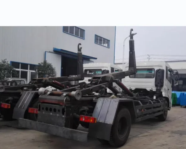 Pull Up Hook Lift Garbage Truck With Crane Back